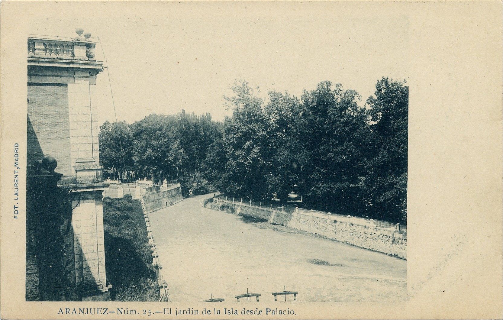 Postal antigua del jardín de la Isla visto desde el palacio, con el río y un puente.