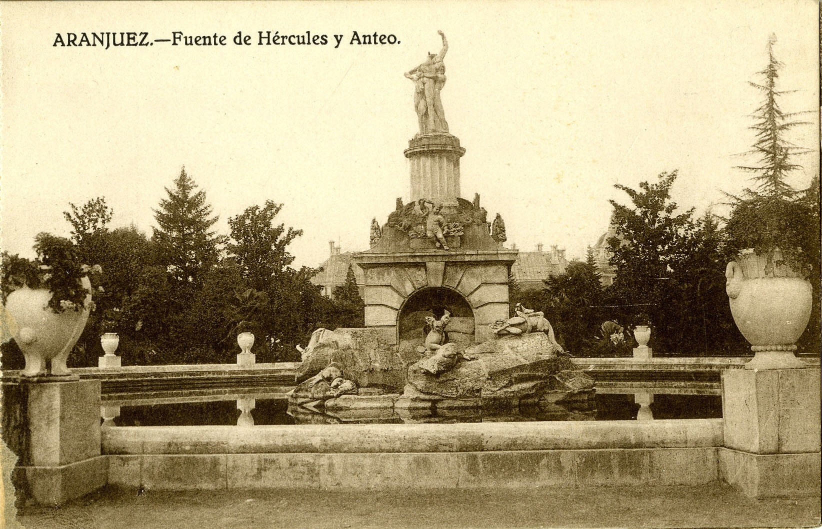 Postal antigua de la fuente de Hércules y Anteo en Aranjuez, con su estanque.