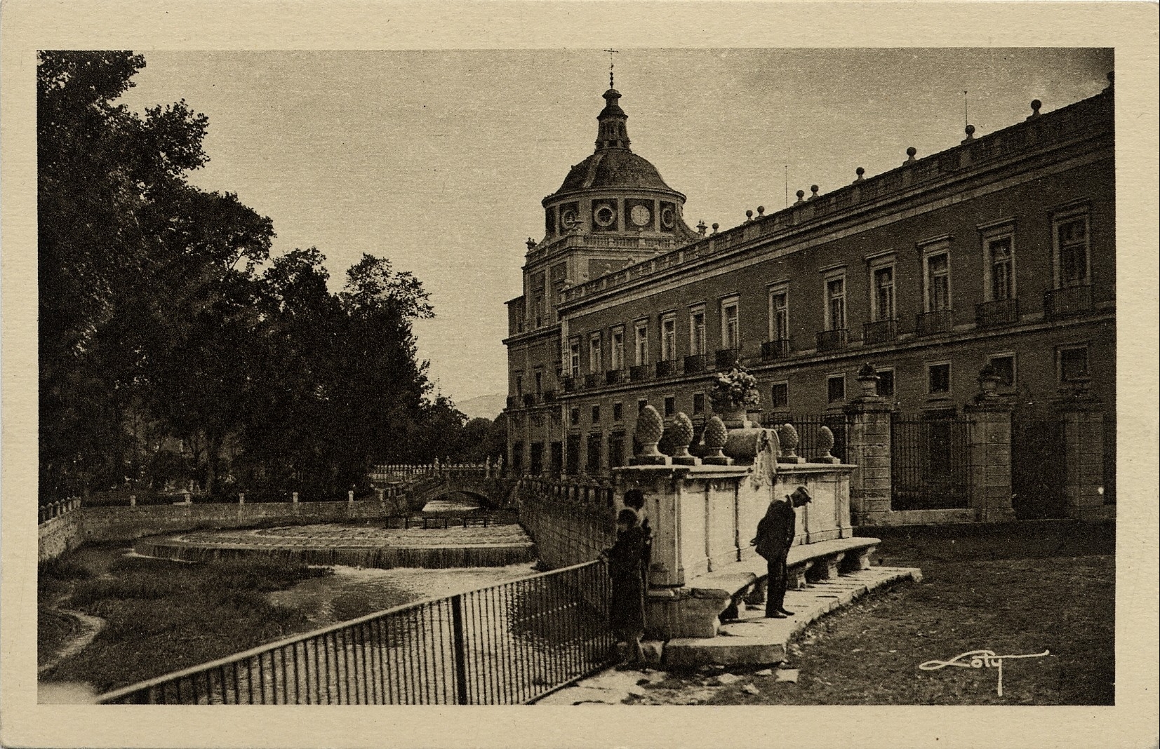 Postal antigua del palacio de Aranjuez con su cúpula y una fuente en el jardín.