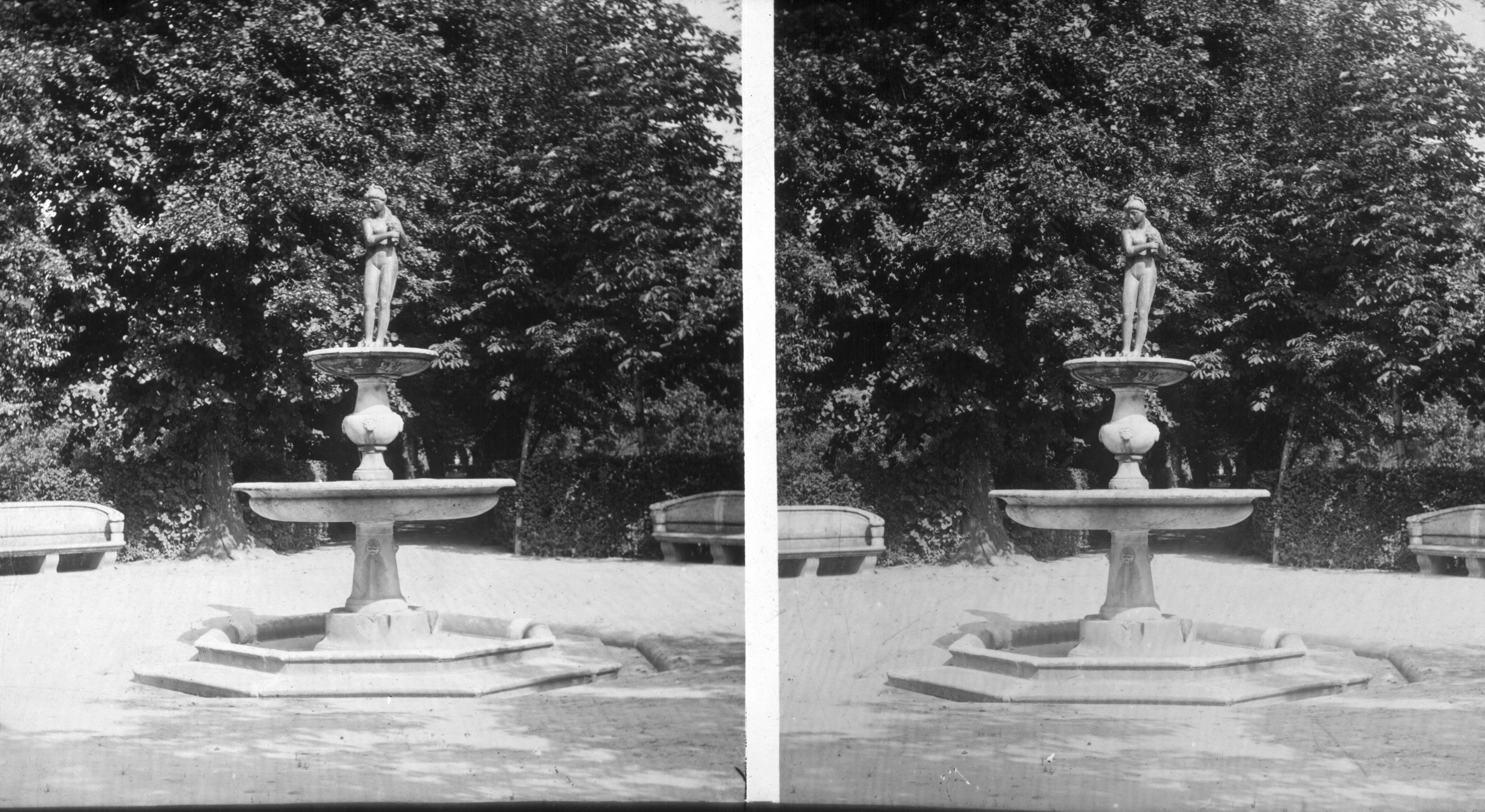 Fotografía estereoscópica antigua de una fuente con una figura sobre la taza superior.