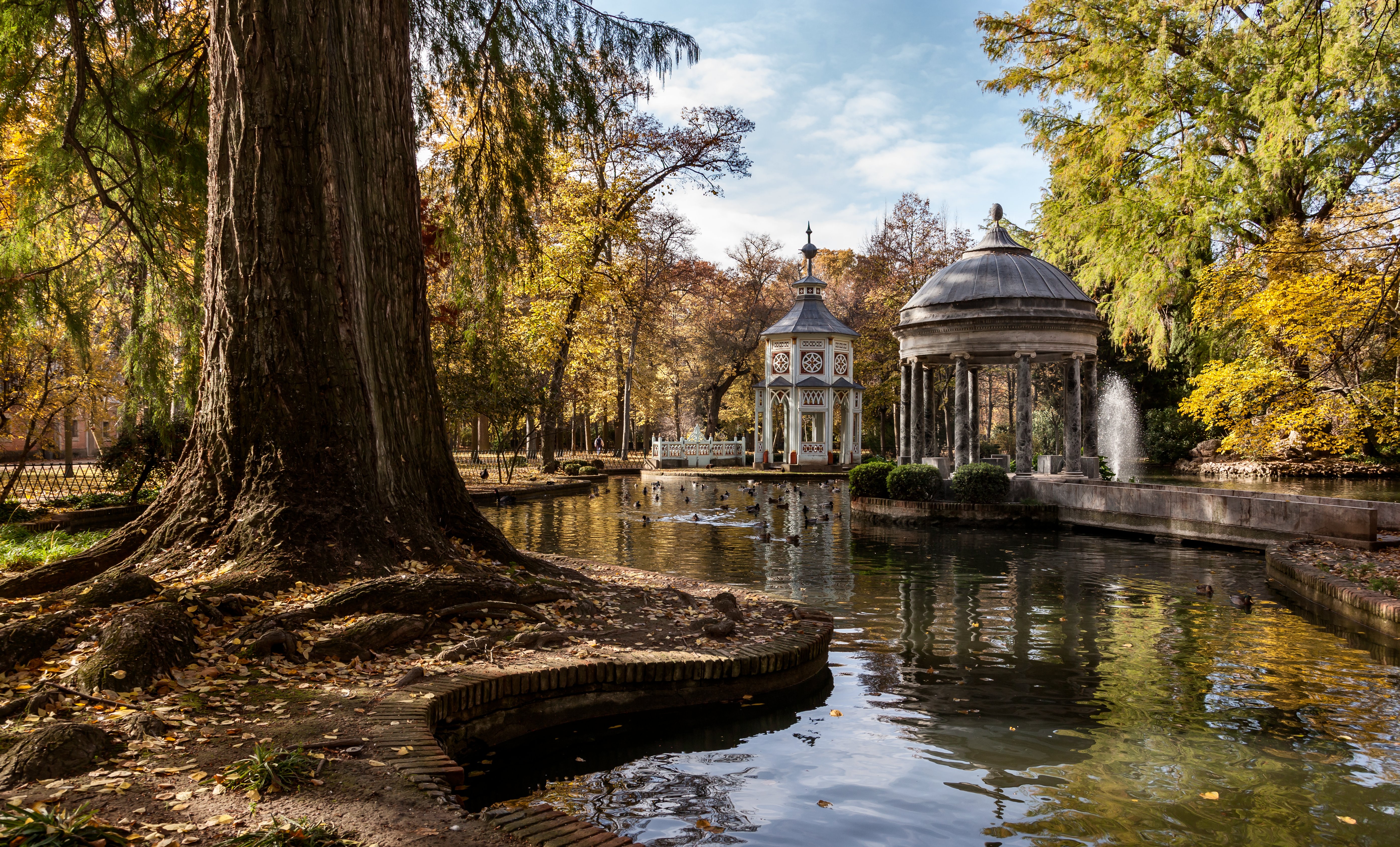 Fotografía del estanque chinesco con el templete chino y la rotonda reflejados, en otoño.
