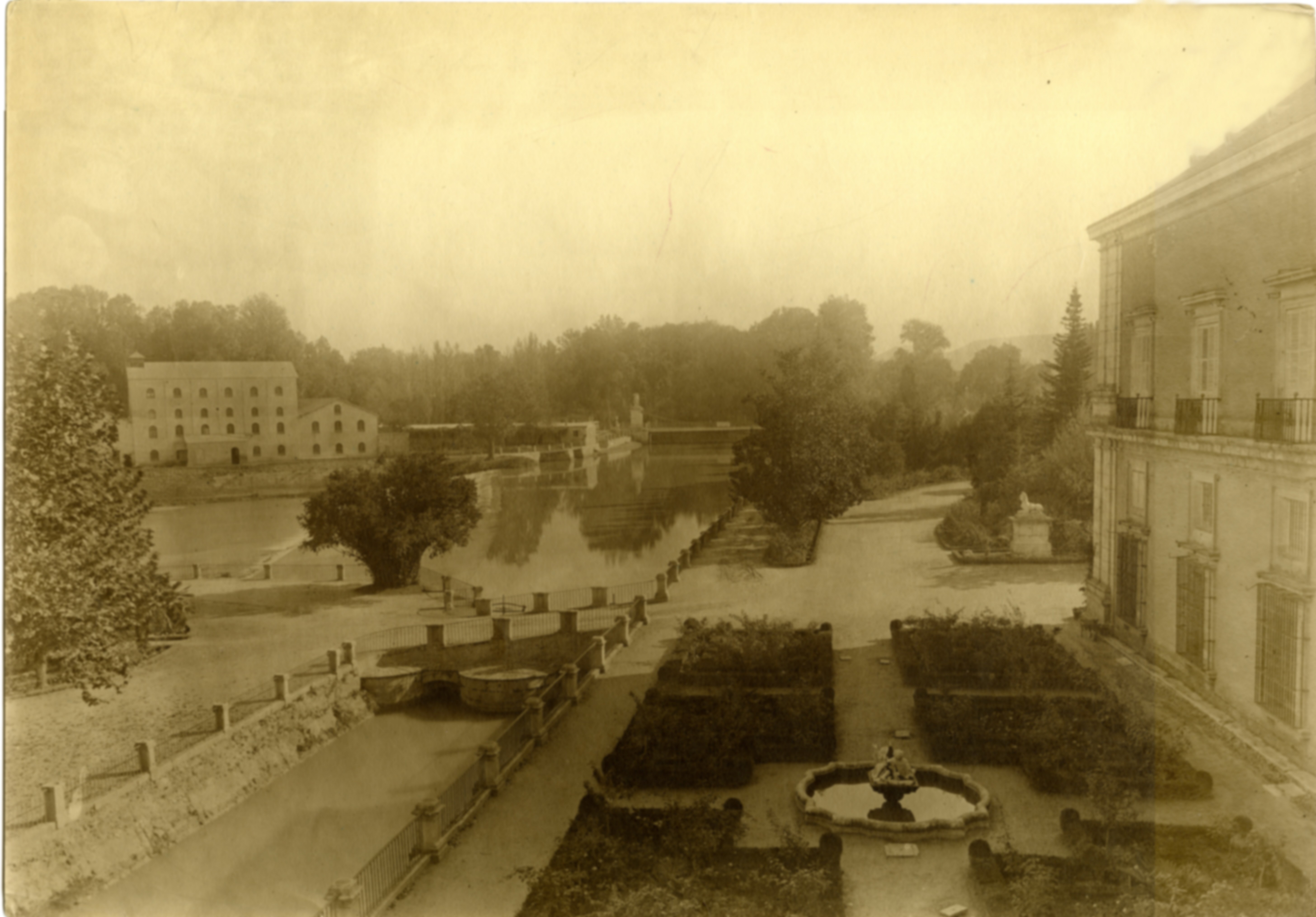 Fotografía antigua del jardín del Parterre con una fuente y el palacio al fondo.