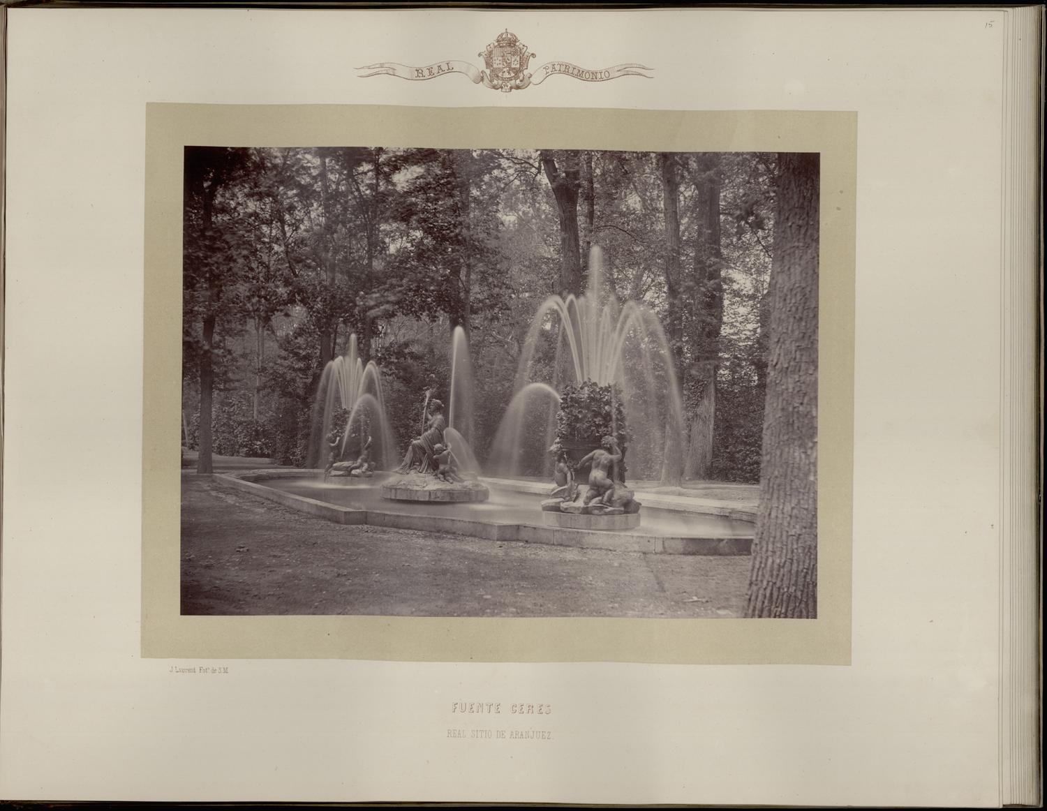 Fotografía antigua de la fuente de Ceres con surtidores entre la arboleda.