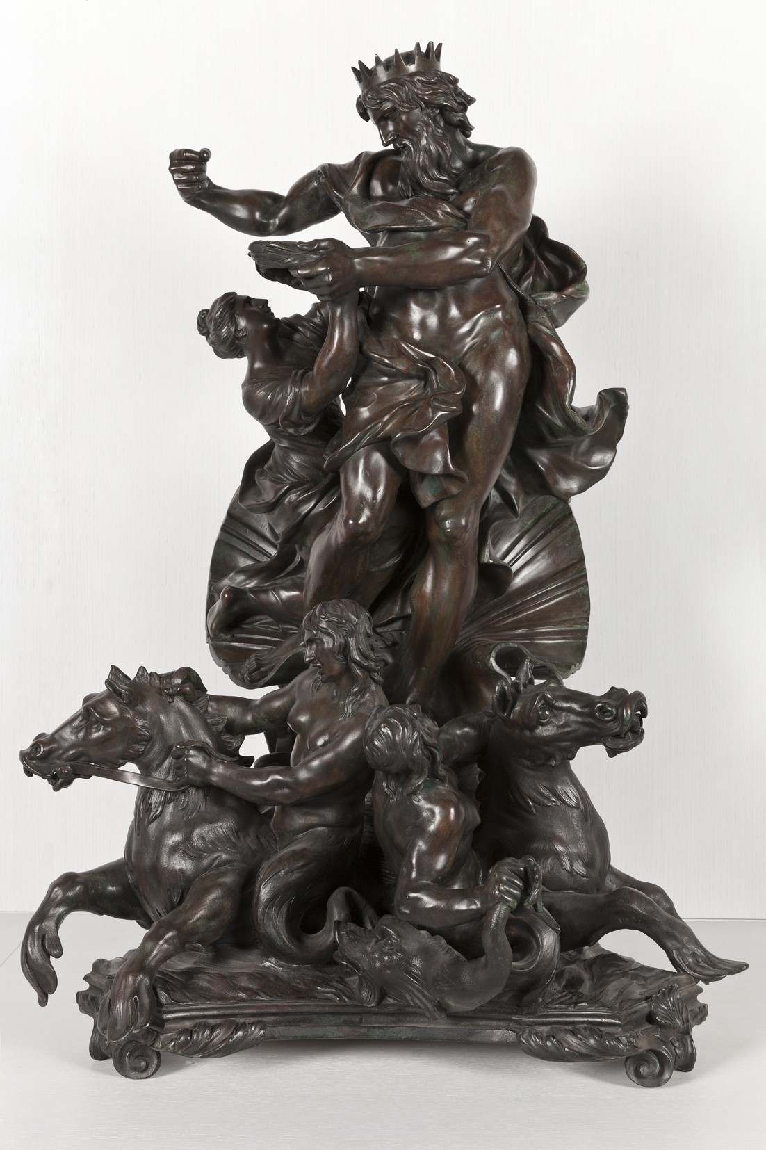 Escultura de bronce de Neptuno coronado sobre caballos marinos y tritones.