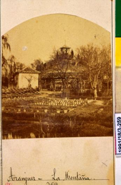Fotografía antigua de un templete sobre un montículo ajardinado, llamado La Montaña.